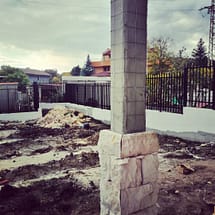Обличане на колона с камък