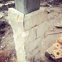 Обличане на колони с камък