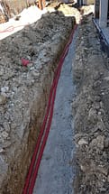 Полагане на електрическо захранване и слаботокови кабели
